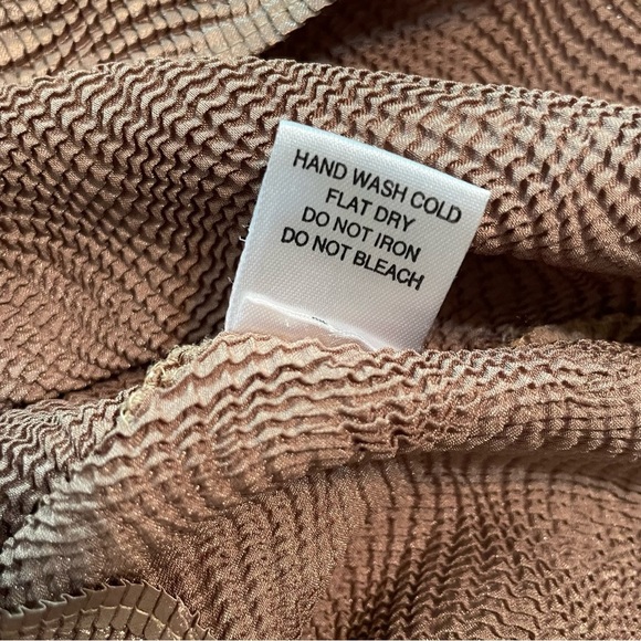 NICOLA Gold Fitted Ribbed Tank Top - Picture 6 of 8